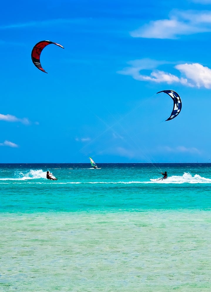 kite surfing in roatan